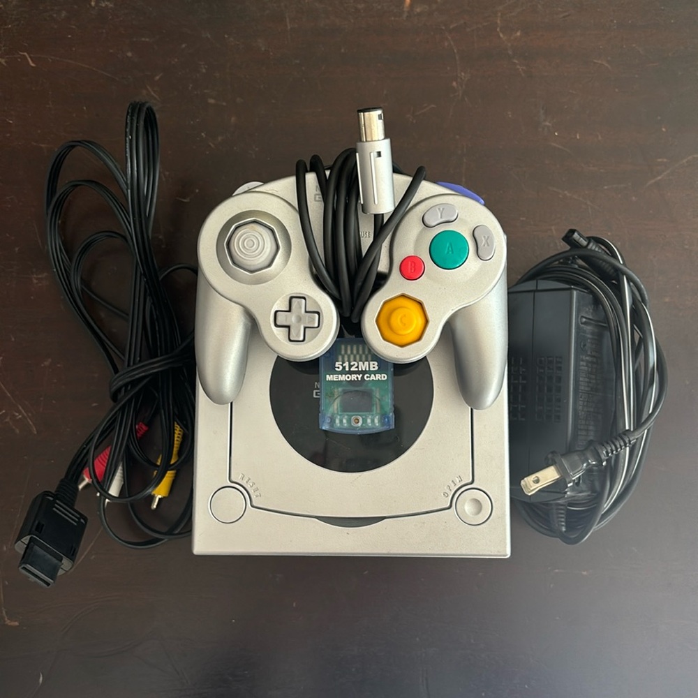 Nintendo Gamecube Silver comes with Memory Card